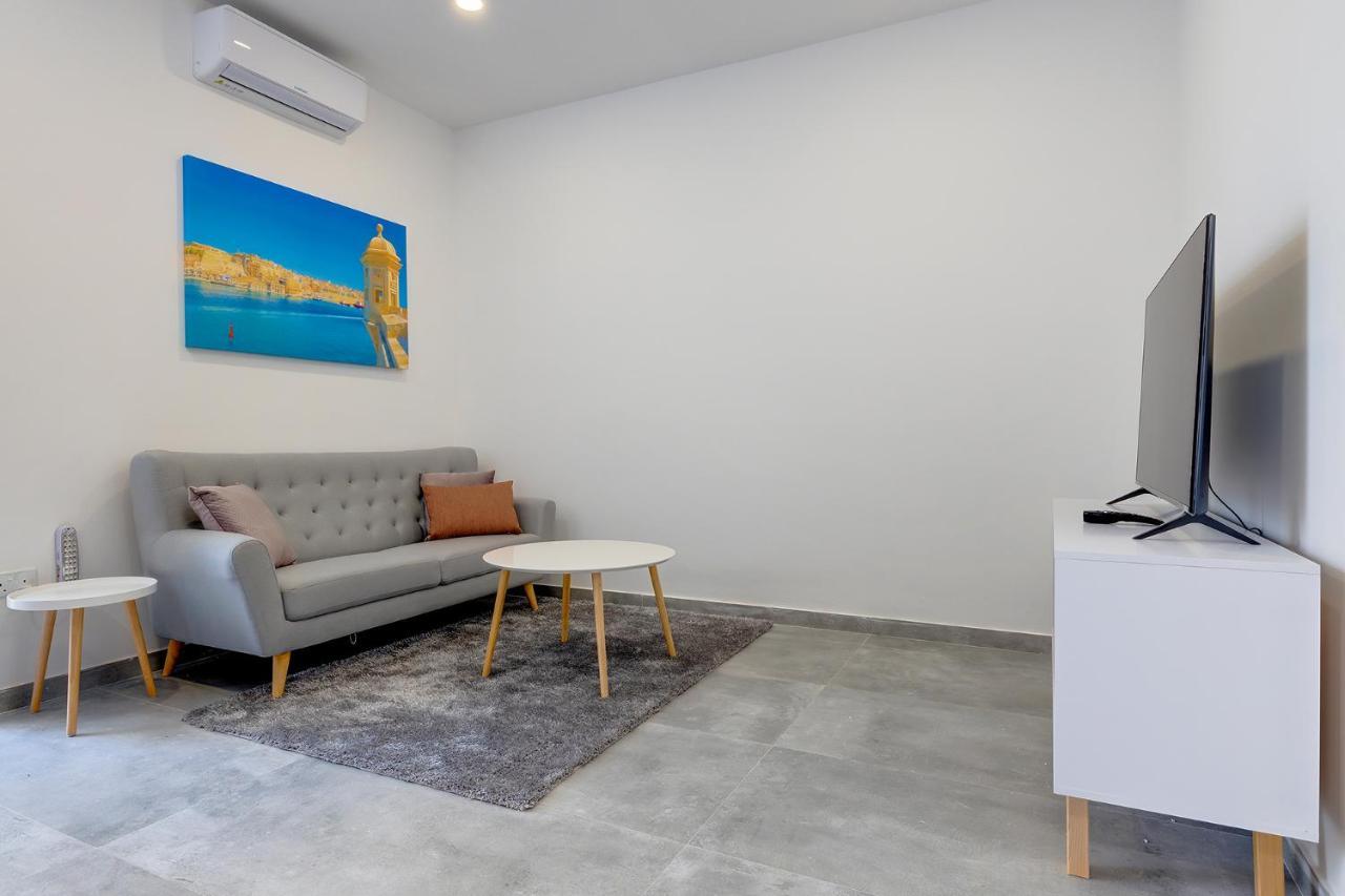 Perfect Location, Idyllic 2Br Apartment Слима Екстериор снимка