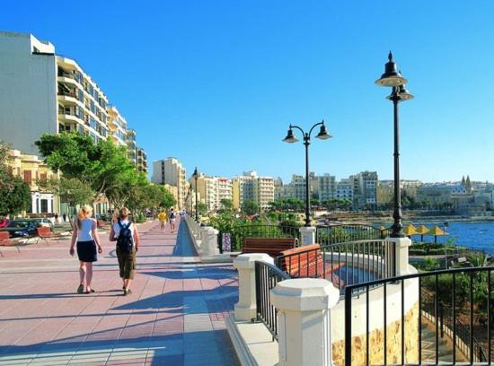 Perfect Location, Idyllic 2Br Apartment Слима Екстериор снимка